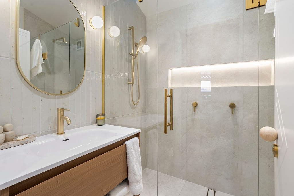 COSMIC_WHITE_NATURAL_60x60 - Cosmic White Natural 60X60 - bathroom 2.jpg
