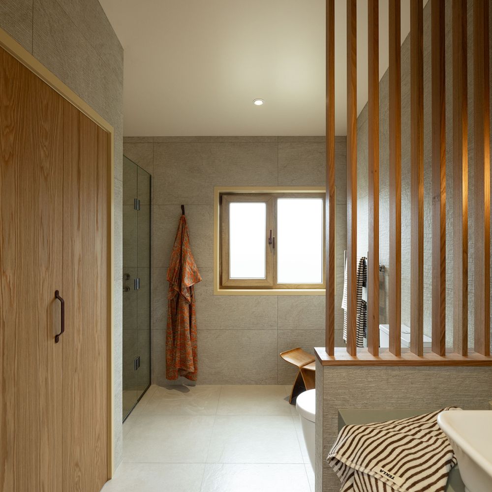 PRO242A - Unique Travertine Ruled Cream - Bathroom 1.jpg