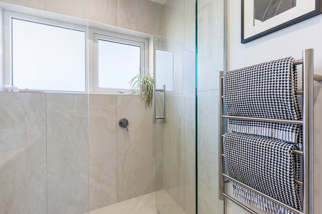 PRO220A - Unique Travertine - travertine_minimal_white_02.jpg