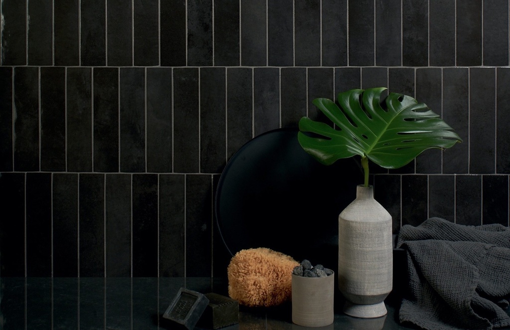 SODA.006024.NER.GLO - Miniature Soda Nero Magma Gloss 60x240 - Wall 2.jpg