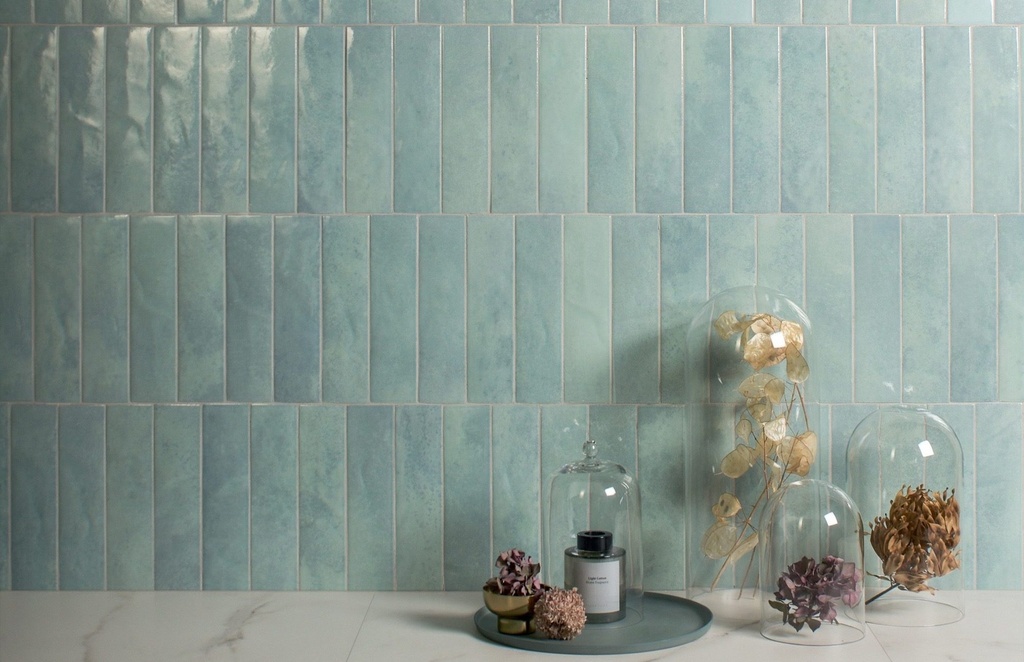 SODA.006024.AZZ.GLO - Miniature Soda Azzurro Artico Gloss 60x240 - Wall 1.jpeg