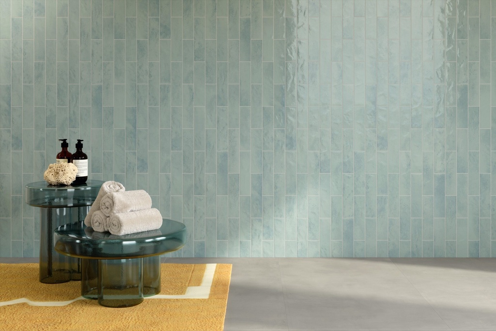 SODA.006024.AZZ.GLO - Miniature Soda Azzurro Artico Gloss 60x240 - Wall 2.jpg