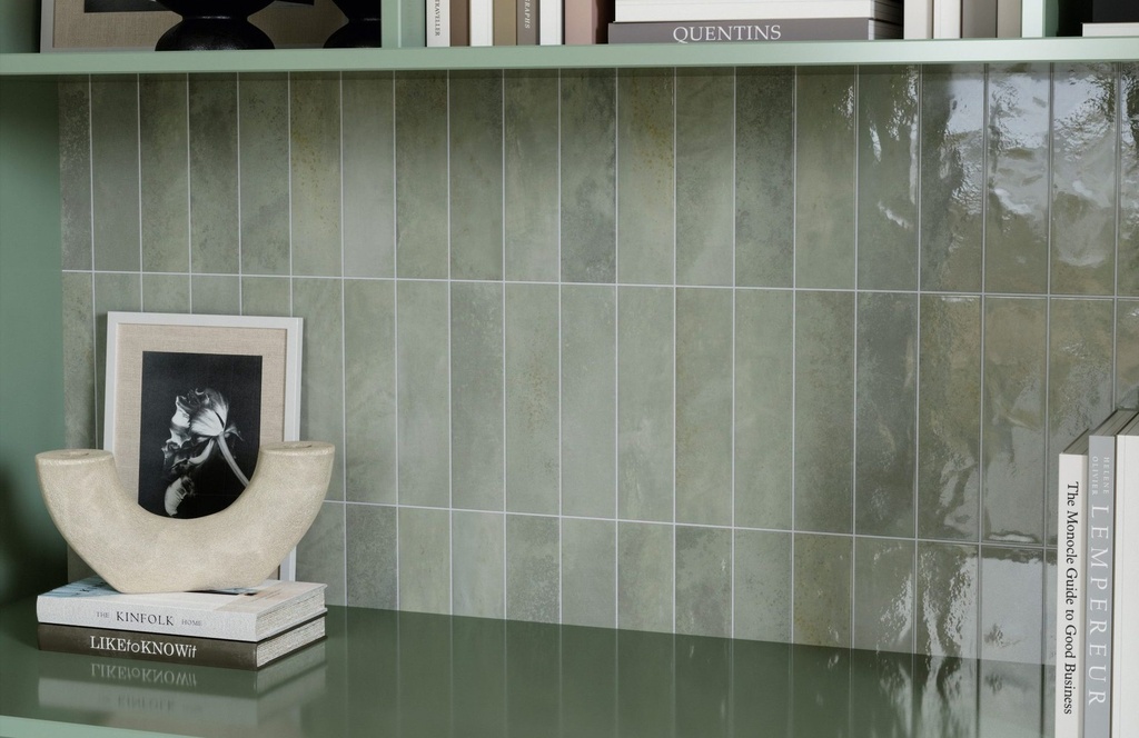 SODA.006024.PER.GLO -  Miniature Soda Verde Perla Gloss 60x240 - Wall 2.jpg