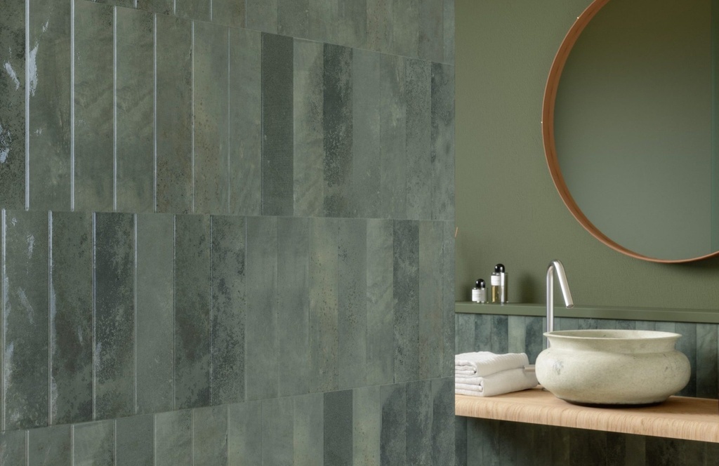 SODA.006024.MAL.GLO - Miniature Soda Verde Malva Gloss 60x240 - Wall.jpg