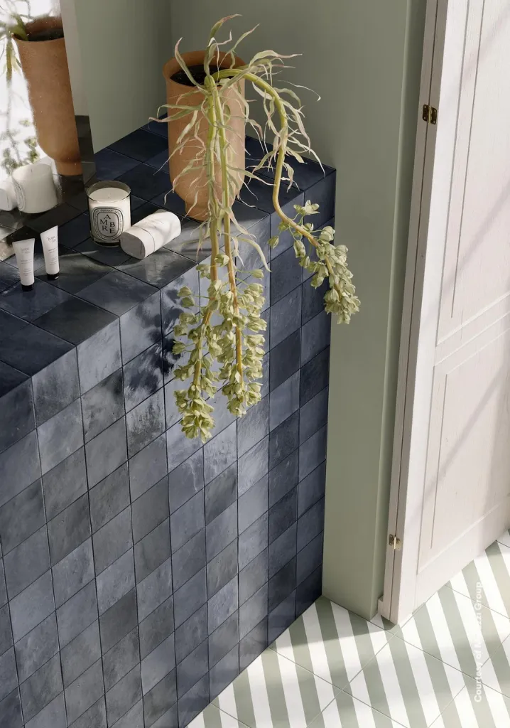 MRZ022 Melange Oltremare Gloss 10 - Bathroom 2.webp