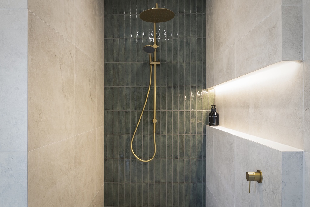 NOV006 David Reid Showhome - Full Data Stack - Ensuite 5 v2.jpg