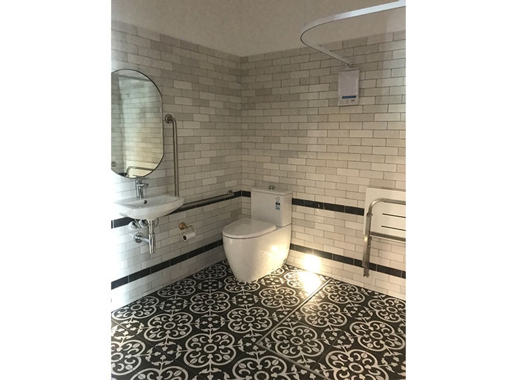 EQU053 Artisan White Gloss 6.5x20 - Bathroom 2.jpg