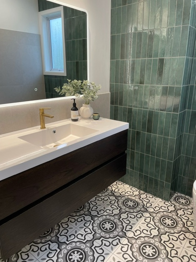 EQU057 Artisan Moss Green Gloss 6.5x20. bathroom.jpg