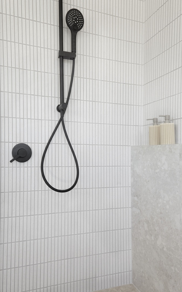 ACA024 Kayoborder White Matt Finger Mosaic 19x144 - Bathroom 3.jpg