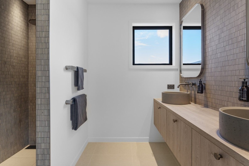 ACA035 Kreuz Dark Grey Matt Finger Mosaic 10x48mm - Bathroom 1.jpeg