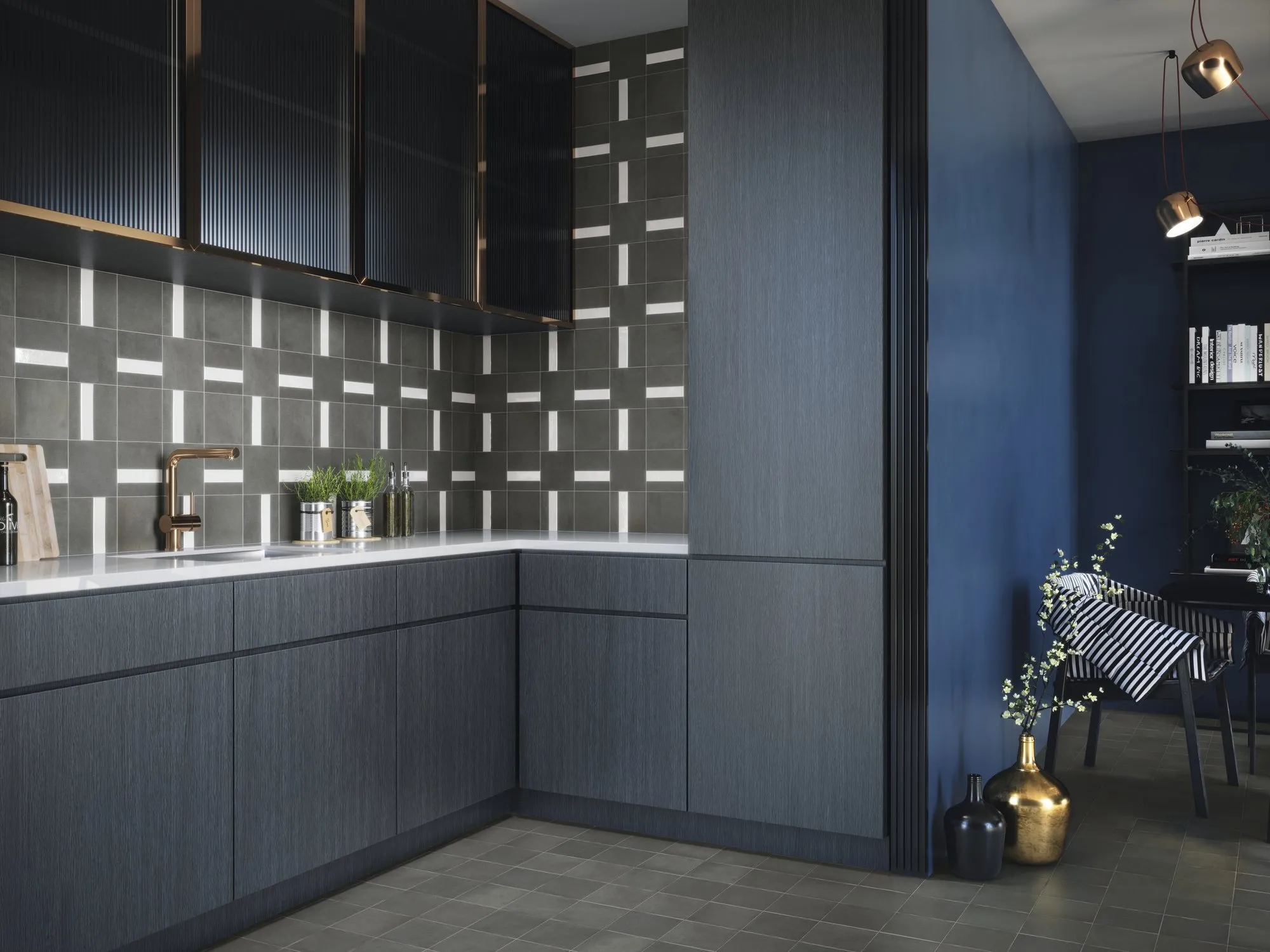 Contemporary Obsidian 150 x 150